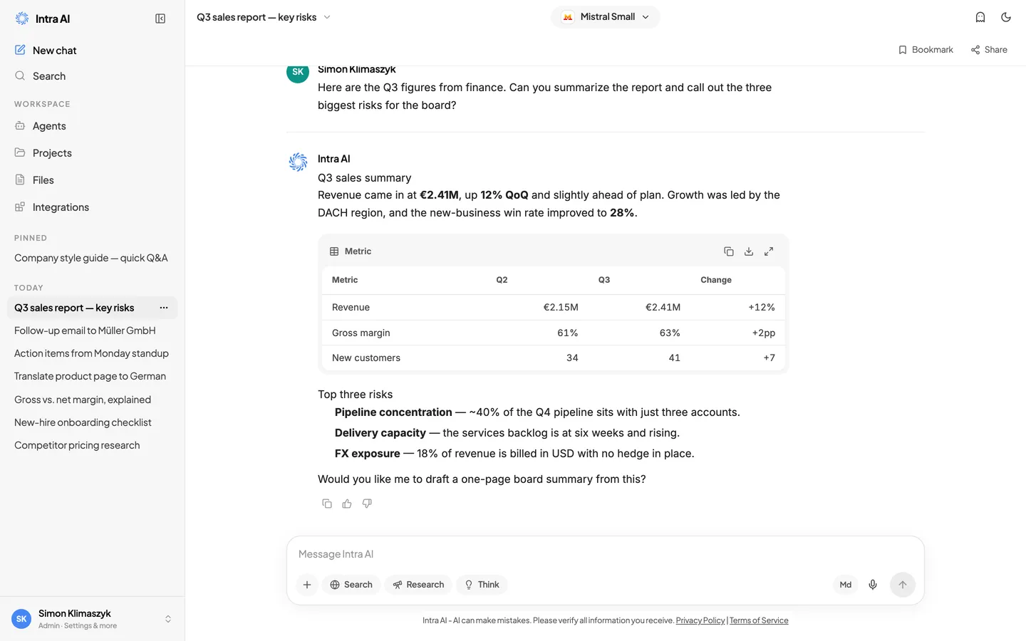 Ein Chat mit formatierter Antwort — eine kurze Zusammenfassung, eine Tabelle mit Zahlen und eine Liste der wichtigsten Risiken