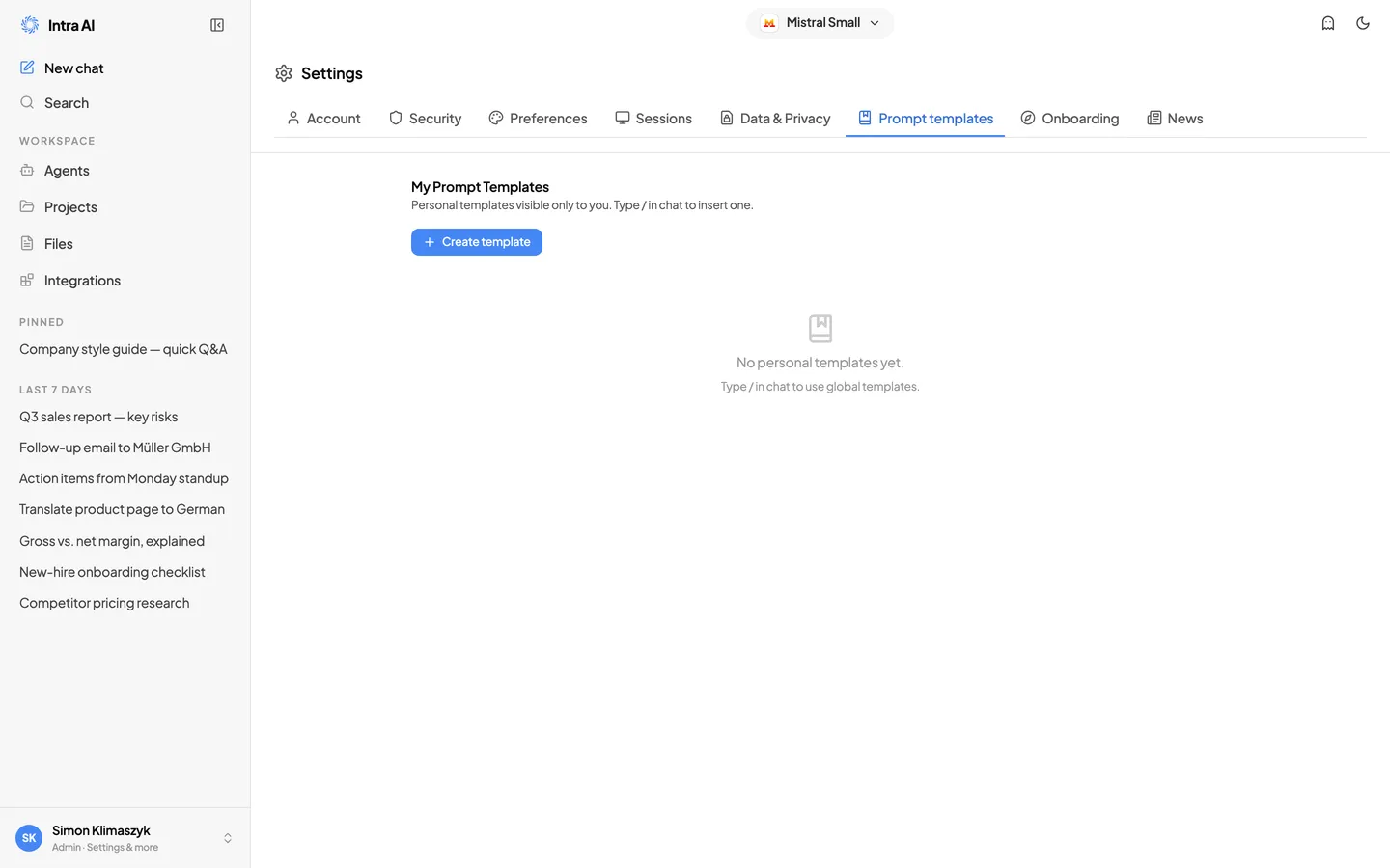 Tab „Prompts" mit zwei gespeicherten Vorlagen; eine hat ein blaues Variablen-Abzeichen mit der Zahl „2"