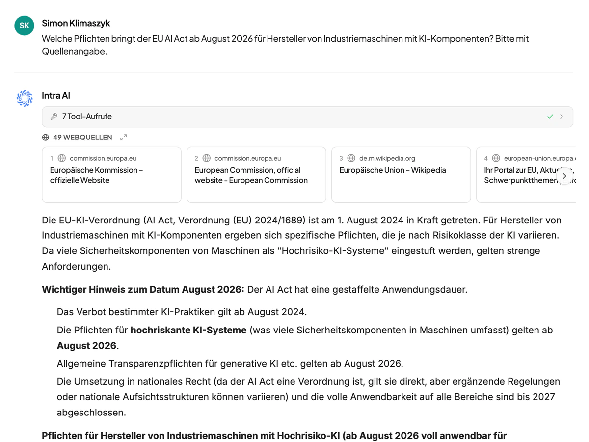 Antwort auf eine Frage zur EU-KI-Verordnung, darüber die Zahl der ausgewerteten Webquellen und die nummerierten Quellenkarten.